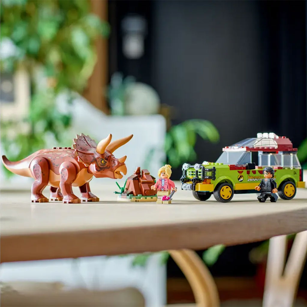 LEGO Universal Jurassic Park Triceratops Research Building Set (76959) - Display