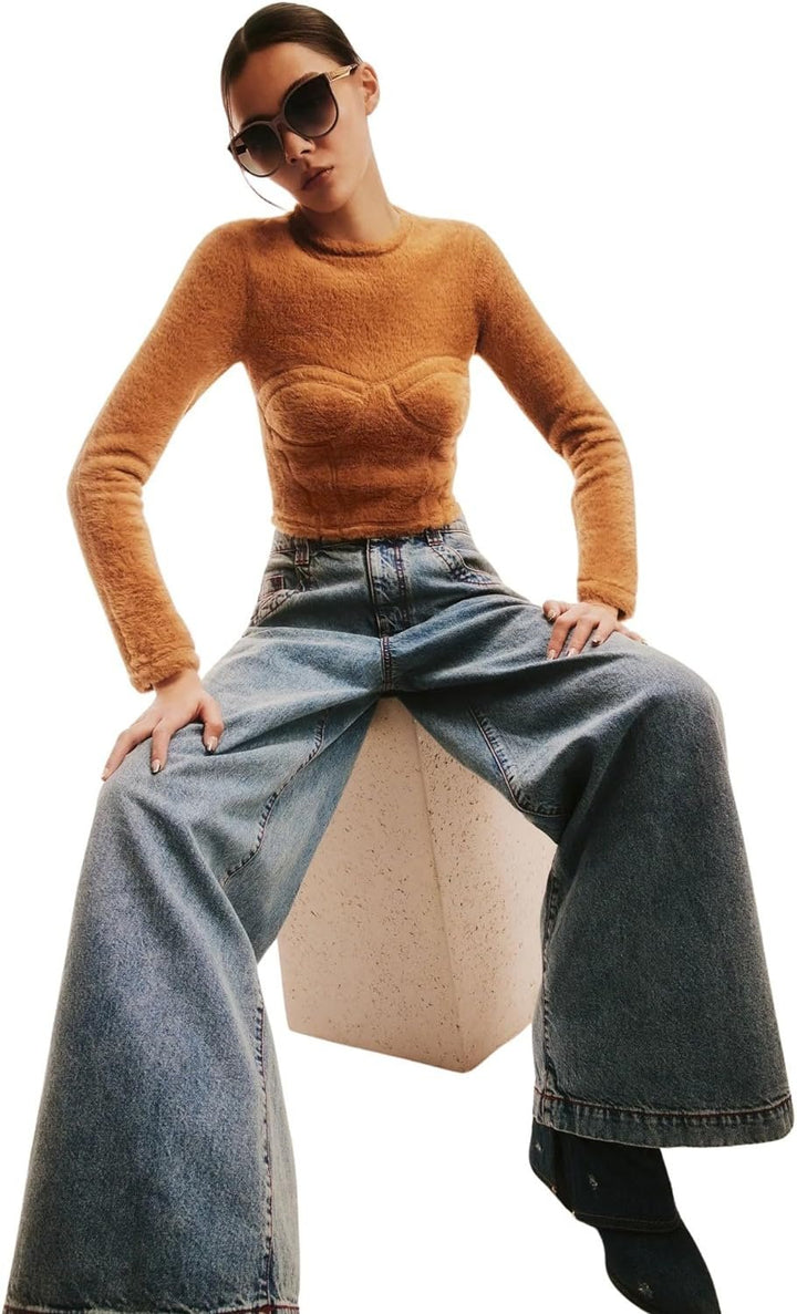 Model wearing Quay Women&